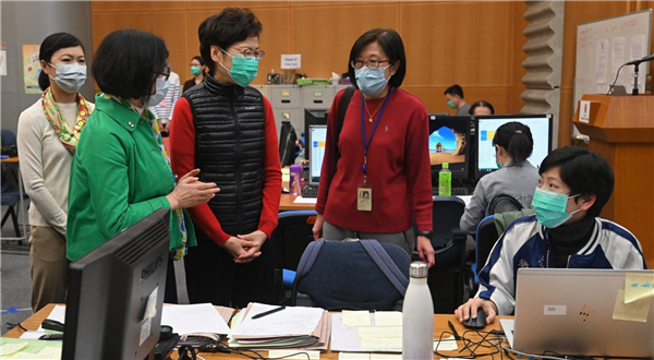 林鄭探訪衛署熱線中心 祝女同事節日快樂