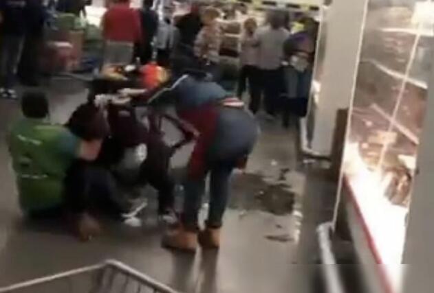 美国疫情蔓延引发抢购潮，超市门外排长队，抄酒瓶大打出手