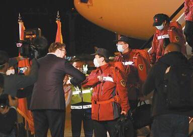 中国抗疫医疗专家组抵达塞尔维亚：铁杆朋友 风雨同行