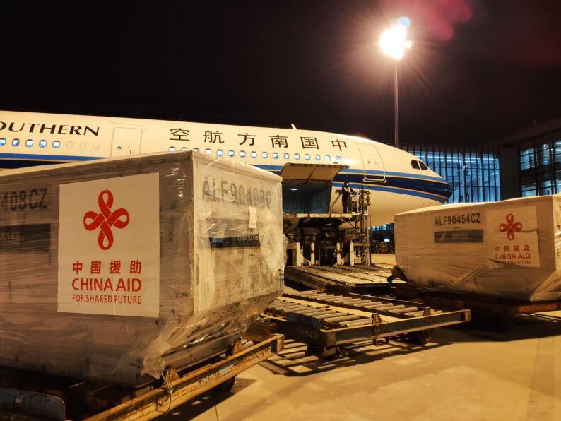南航包機護送 中國向東盟國家派遣的首支抗疫醫療隊抵柬埔寨