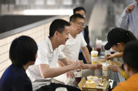 深圳南山區區長調研商圈帶頭打卡餐飲消費