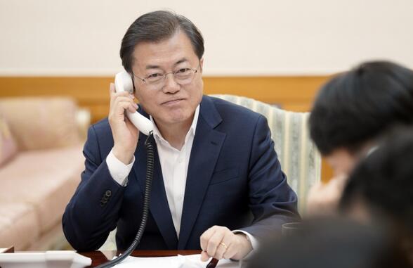 特朗普今年首次与文在寅通话，罕见要求韩方提供医疗支援