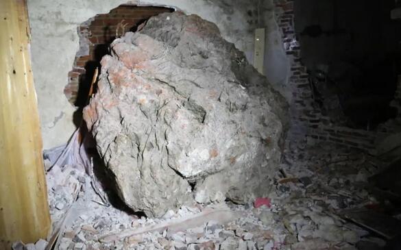 山上滚落20吨巨石砸穿广西一民房 3名儿童遇难