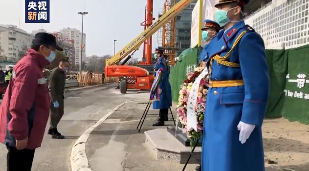 中國援外醫療隊憑吊駐南聯盟使館舊址