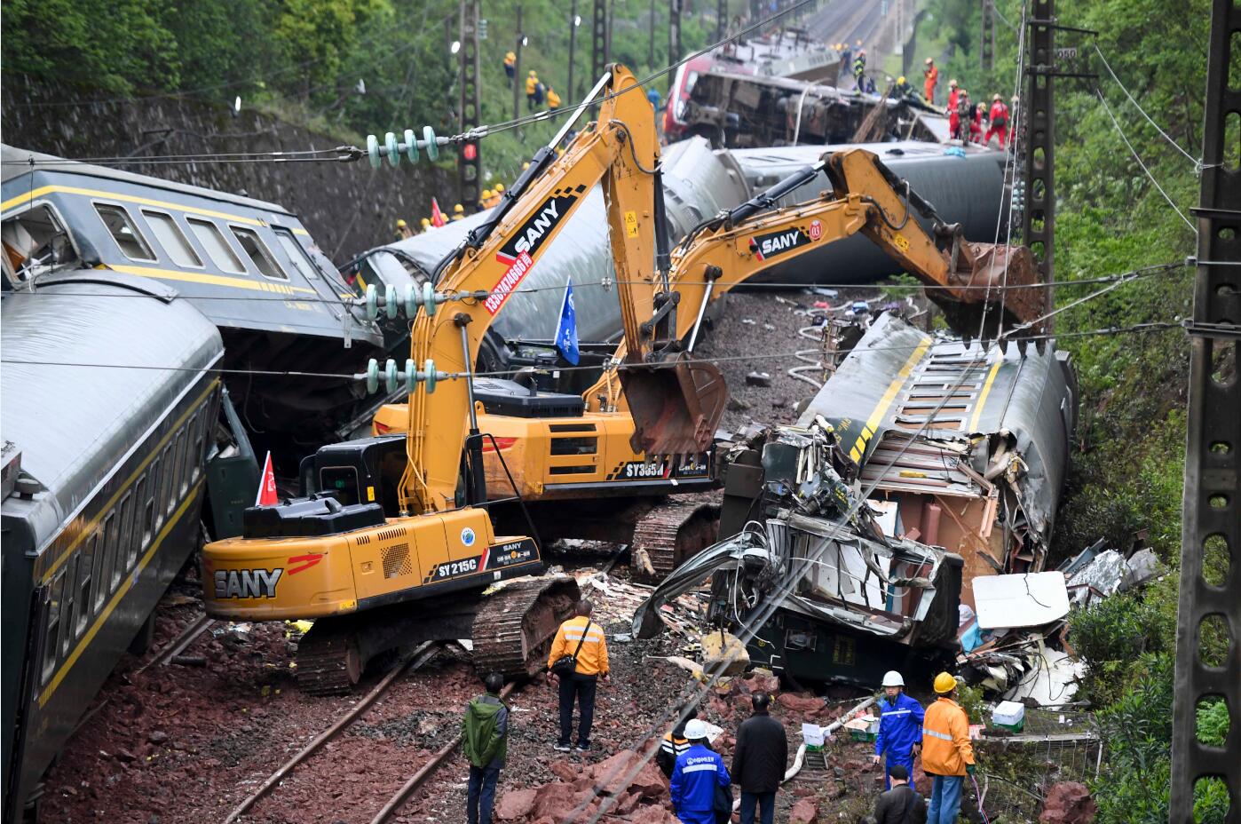 撞上受连日降雨引发的塌方山体 廣鐵火車郴州脫軌一死逾百傷