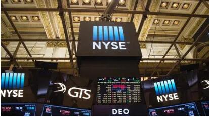 美国三大股指显著上涨 道指涨近700点 原油期货价格创18年新低。