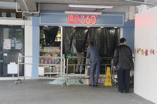 屯門優品360遭掟5枚汽油彈