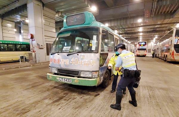 公路舞龍短片網上瘋傳 小巴司機被捕
