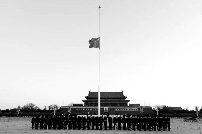 天安门广场下半旗 哀悼疫情牺牲烈士和逝世同胞