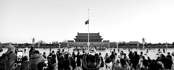 习近平等向新冠肺炎疫情牺牲烈士和逝世同胞默哀3分钟