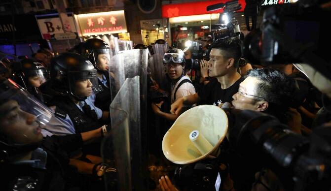 區諾軒用「大聲公」襲警罪成