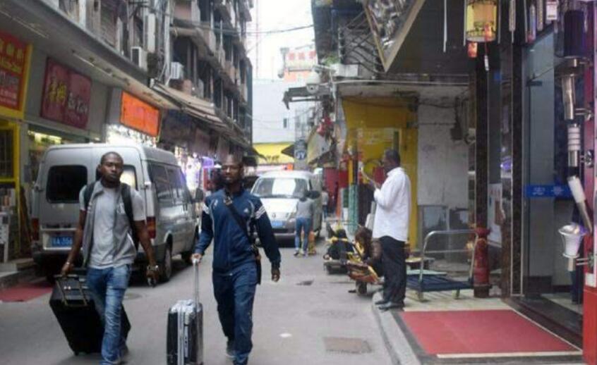 广州非洲籍聚居地因疫情“封村”？官方：能正常进出