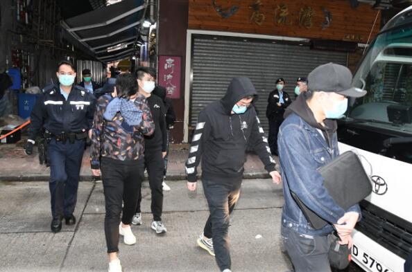 無視限聚令酒吧狂歡 警尖沙咀拘91人