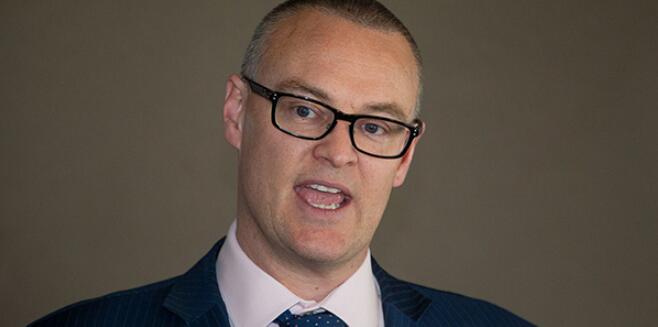 出门锻炼还带家人海滩散步，新西兰卫生部长违反禁令被降职