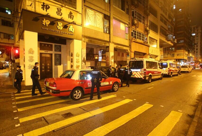 大角咀童黨搶劫夜歸女 警車截停的士拘2男童