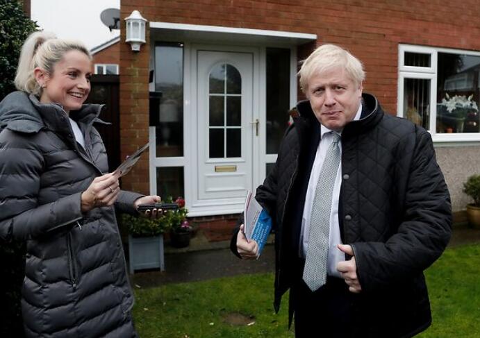 在ICU度过第二晚后，约翰逊“高烧已退”