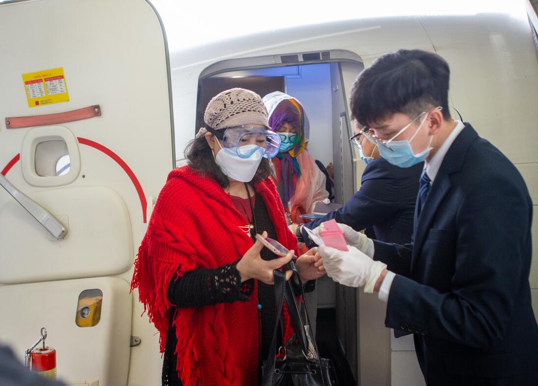 「解封」首日 深圳機場迎400餘名武漢返深旅客