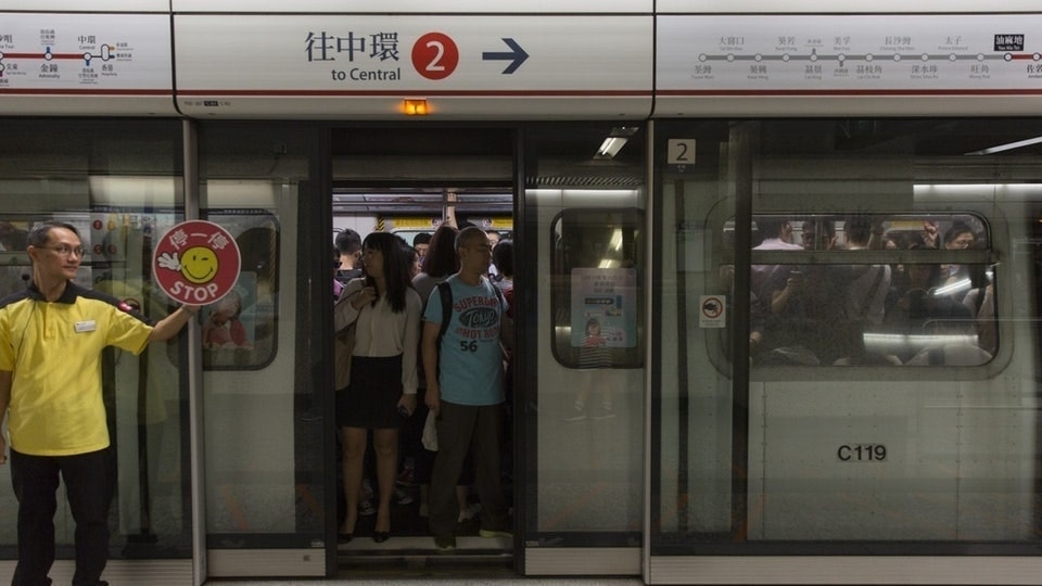 港鐵7月起車費8折 料收入損失16億元 專家指跌至40元考慮不遲