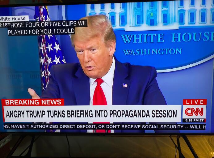 特朗普借疫情简报会之名行“政治宣传”之实 被美媒切断直播