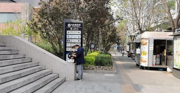 国贸地铁站强行搂抱女子嫌疑人有盗窃、猥亵前科