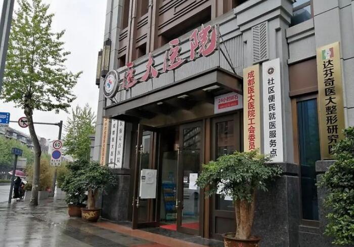 女护士因拒绝领导饭局遭解聘？涉事主任被停职