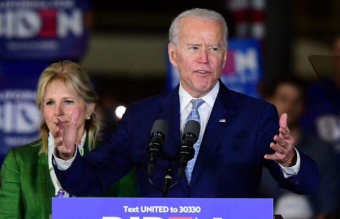 拜登批特朗普在公共场合不戴口罩：每个人都有义务负责