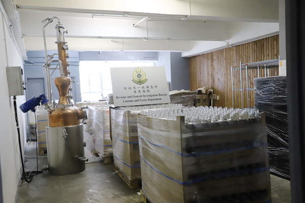 新西蘭入口荃灣貼標籤 海關破假冒港產氈酒工場