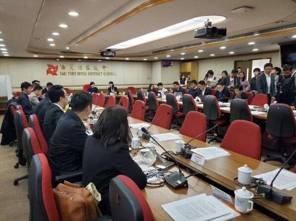 油尖旺區議會通過「重組警隊」議案 警批食人血饅頭