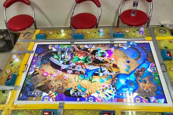 警方冚觀塘釣魚機賭檔 13人違禁令聚賭