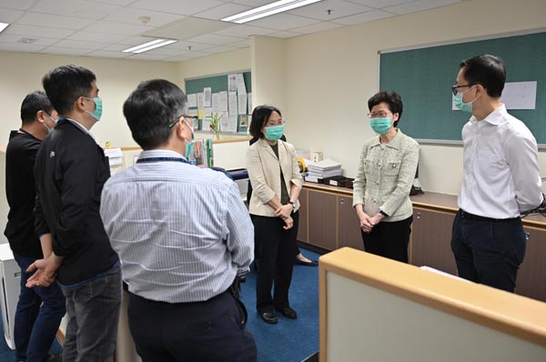 林鄭訪將軍澳辦事處為社署人員打氣