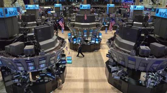 美股集体收跌 道指收跌近600点