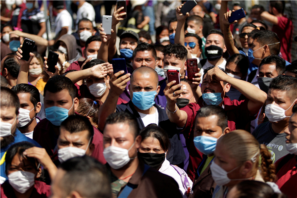 不堪疫情衝擊 保護本土就業 特朗普喊停赴美移民