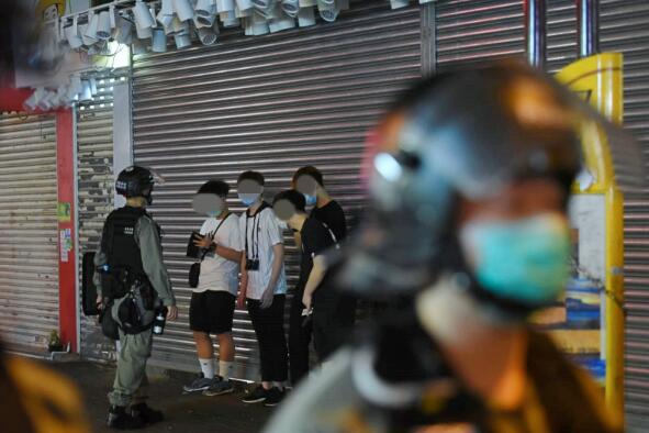 示威者元朗聚集 至少10人涉違「限聚令」收告票