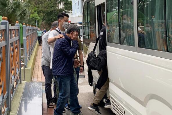 街頭非法聚賭 警方拘捕9人