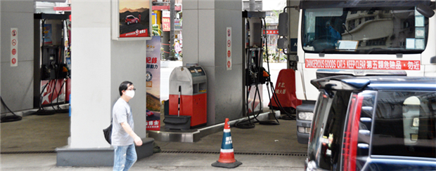 國際油價暴跌 港未跟隨惹爭議 車主為何仍捱貴油