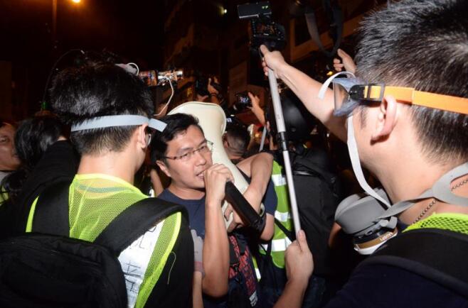 區諾軒「大聲公」襲警兩罪成 判140小時社服令