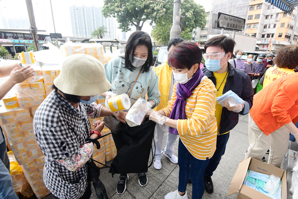 長者晨早排隊只為领抗疫物資