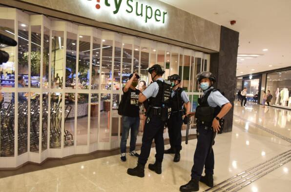 近百人中環IFC聚集 警方驅散票控至少10人