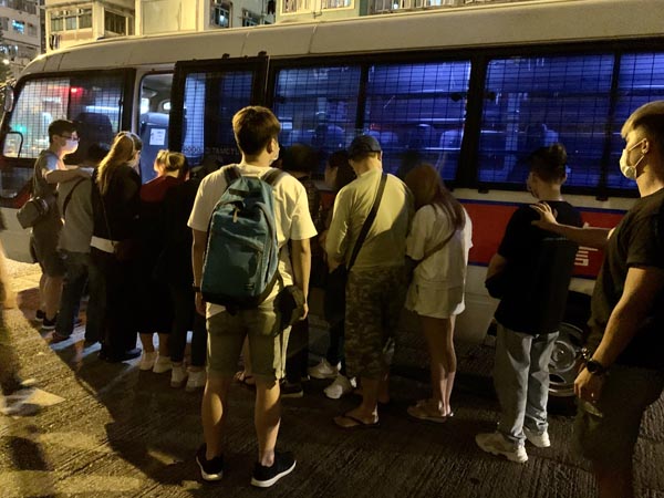 警破網上百家樂賭檔拘11人