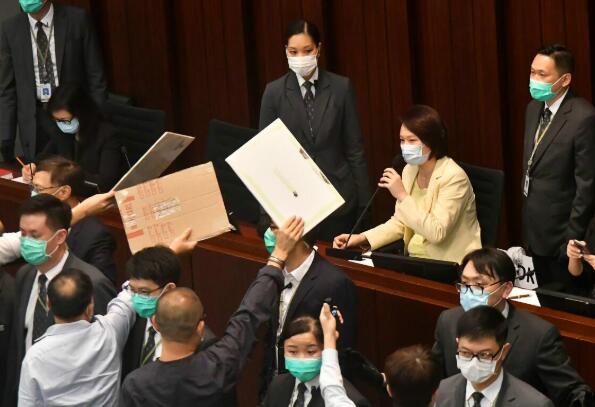应由特首依法宣告违反宪制性誓言立会议员丧失资格