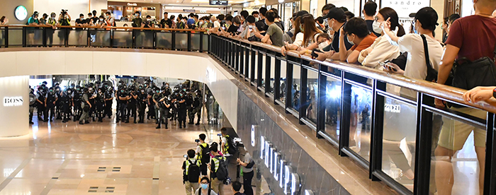 阻多區商場經營 掃市民節慶興致 黑衣人母親節聚眾搞事