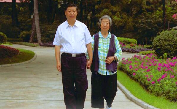 习近平与母亲的6个瞬间