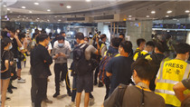 黑衣人商場聚集 防暴警驅散