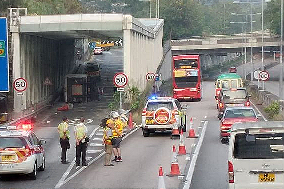 荃灣象鼻山路貨車翻側司機被困傷重死亡