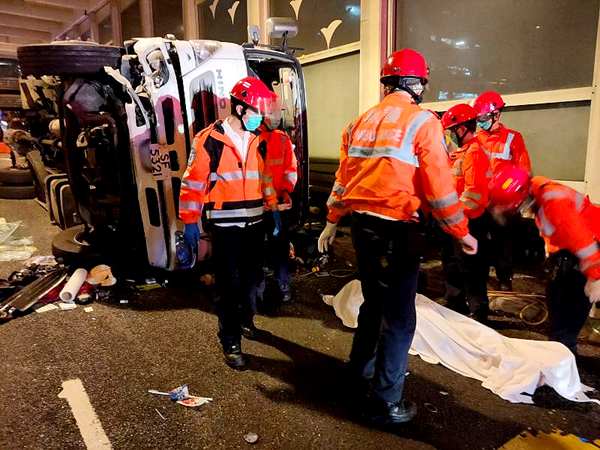 貨車撼欄翻側 司機救出后死亡