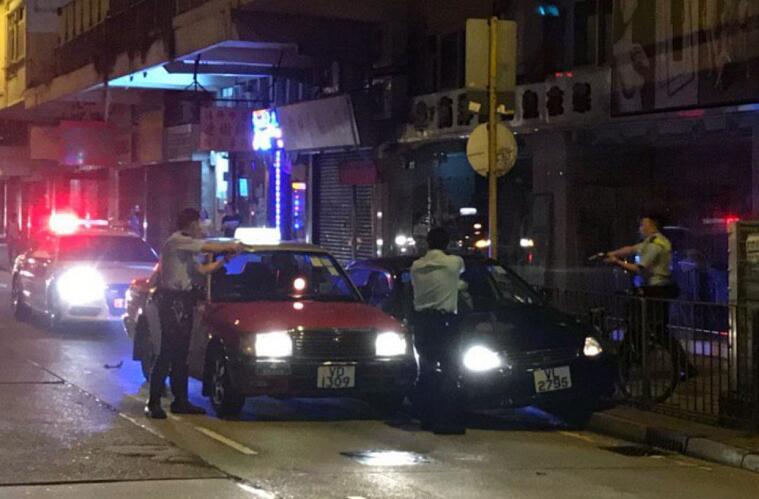 瘋狂飆車半小時 3警员拔槍拘捕私家車司機