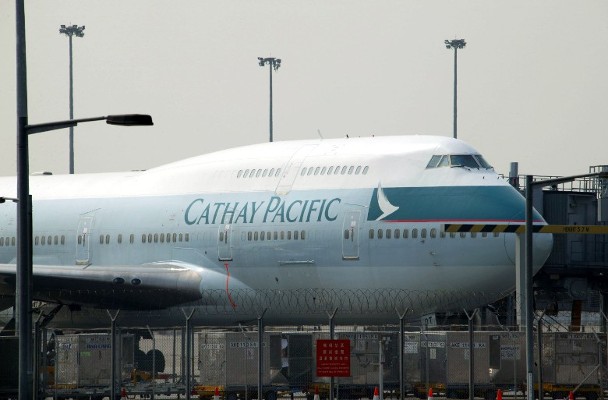 國泰4月載客量按年大跌99.6%