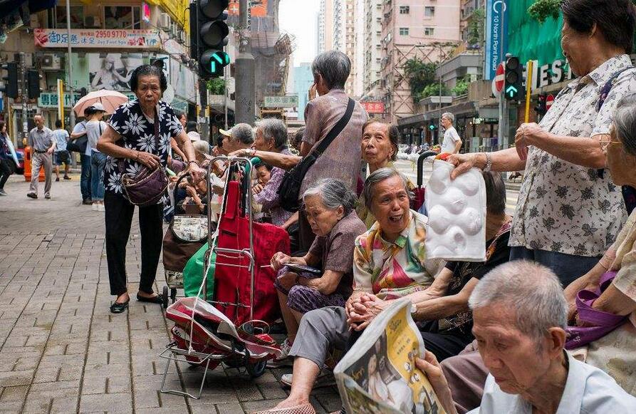 林鄭：逾11萬年長僱員獲普惠