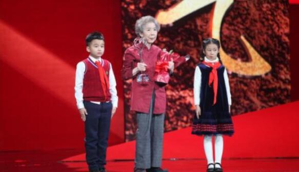 她向世界说出真实的香港 感动中国2019人物——伍淑清