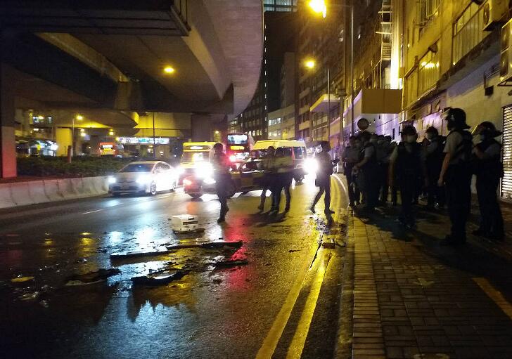 觀塘道馬路起火 警檢石油氣罐及打火機